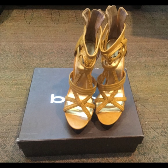 BEBE “Rosario” stacked heels in yellow - Picture 3 of 6